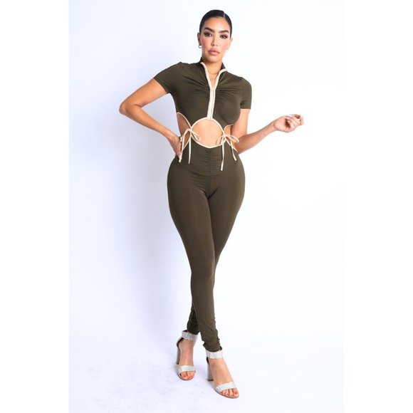 Women's Short Sleeves Zipper Front Tie Detailed Jumpsuit medium - Picture 4 of 11